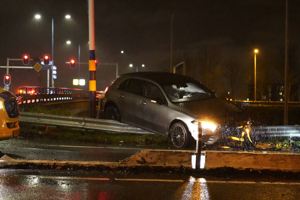 Automobilist eindigt op de vangrail