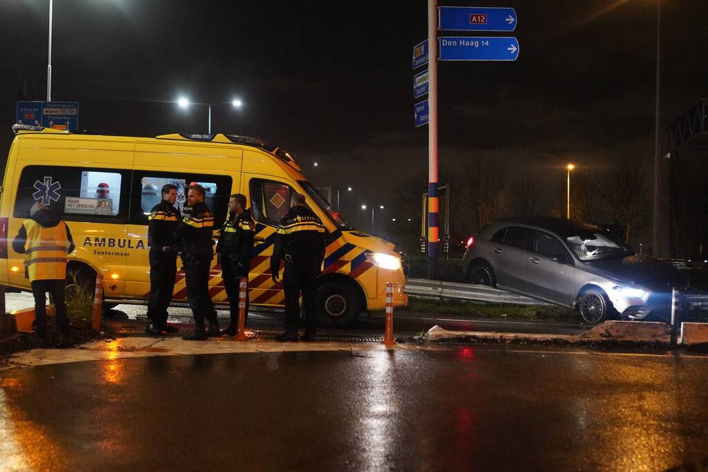 Automobilist eindigt op de vangrail