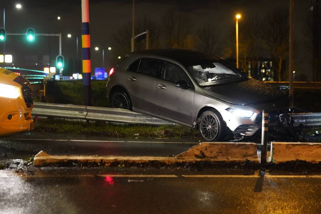Automobilist eindigt op de vangrail