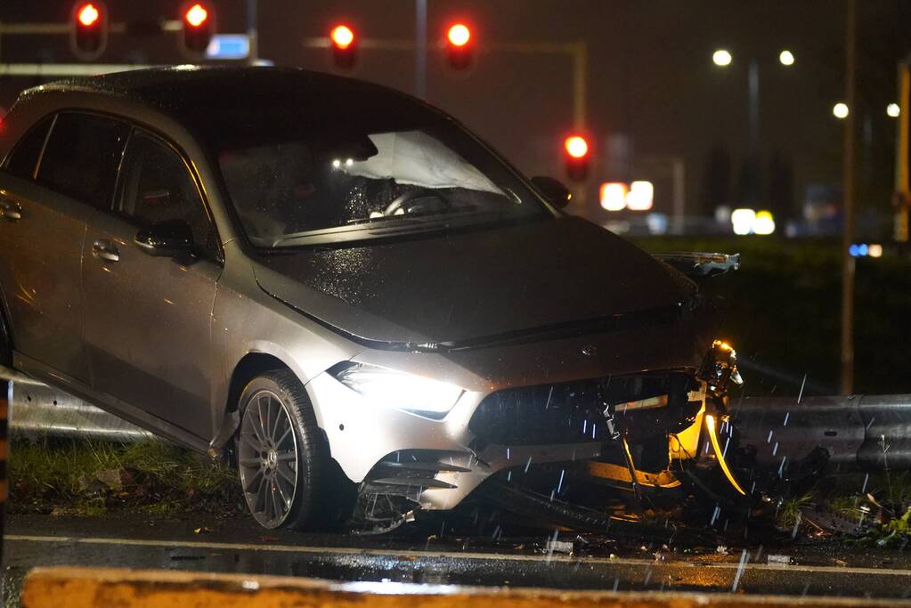 Automobilist eindigt op de vangrail