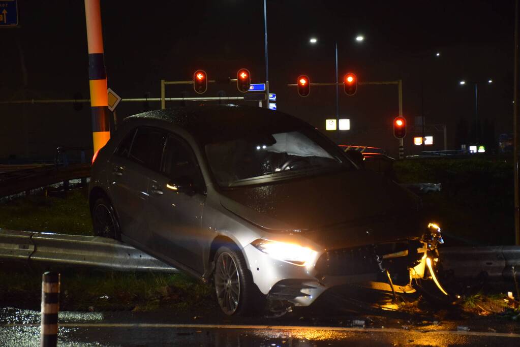 Automobilist eindigt op de vangrail