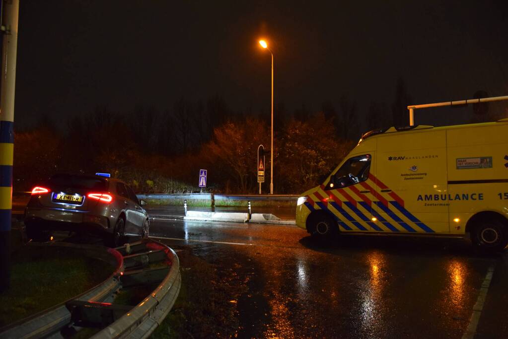 Automobilist eindigt op de vangrail