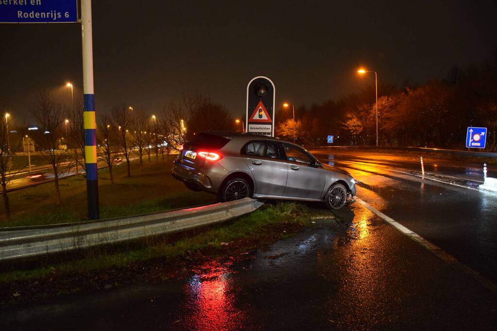 Automobilist eindigt op de vangrail