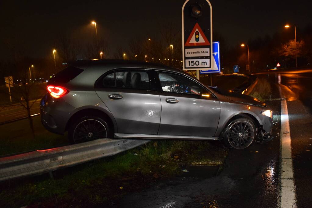 Automobilist eindigt op de vangrail