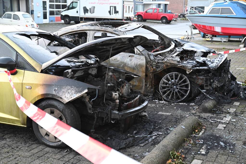 Twee auto's verwoest bij flinke brand