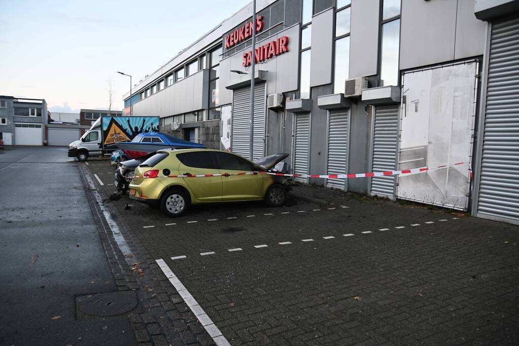 Twee auto's verwoest bij flinke brand