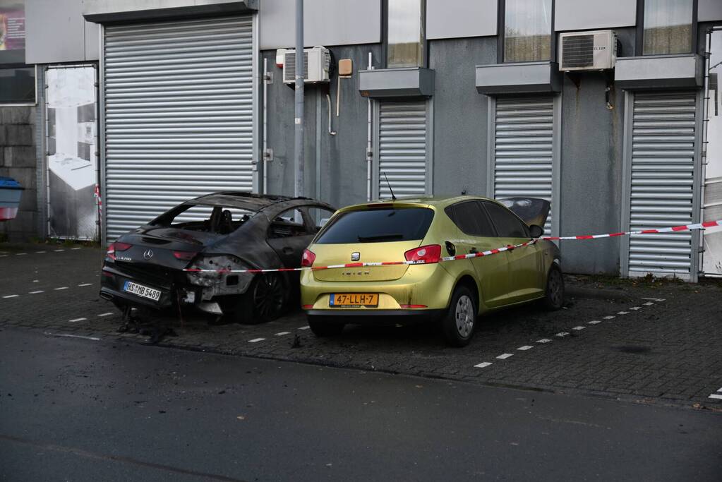 Twee auto's verwoest bij flinke brand