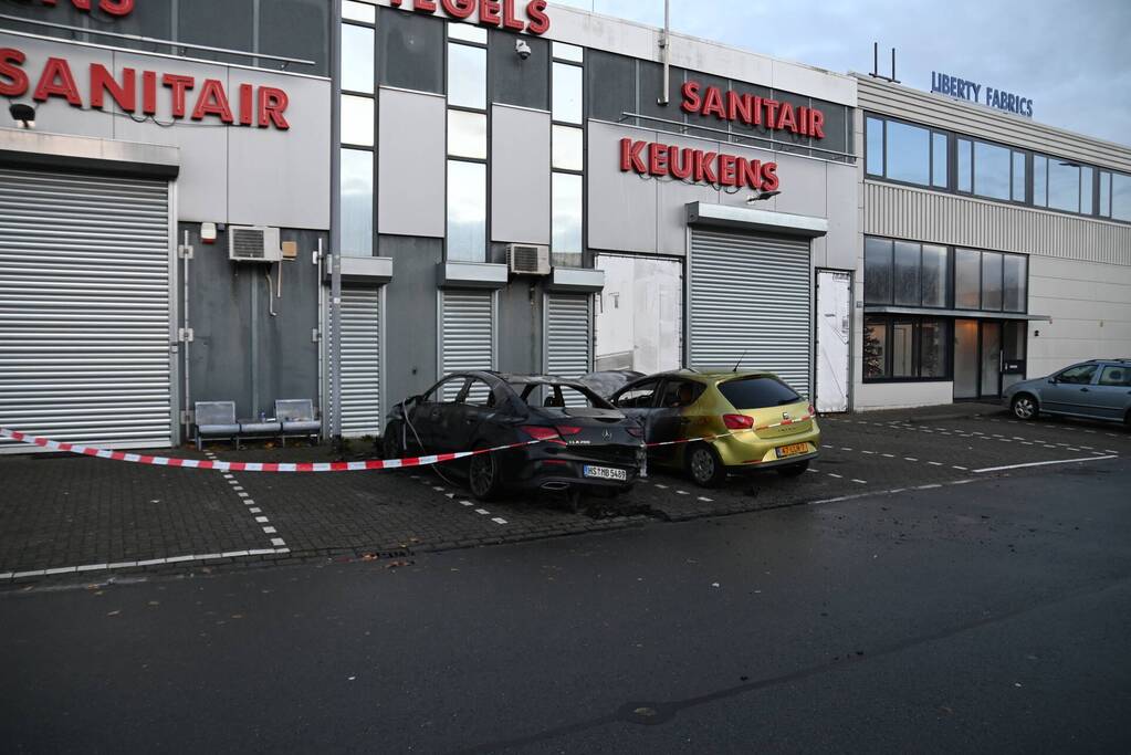 Twee auto's verwoest bij flinke brand