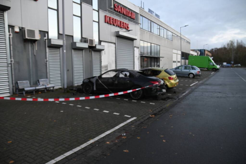 Twee auto's verwoest bij flinke brand