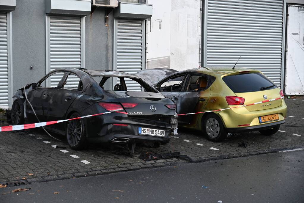 Twee auto's verwoest bij flinke brand