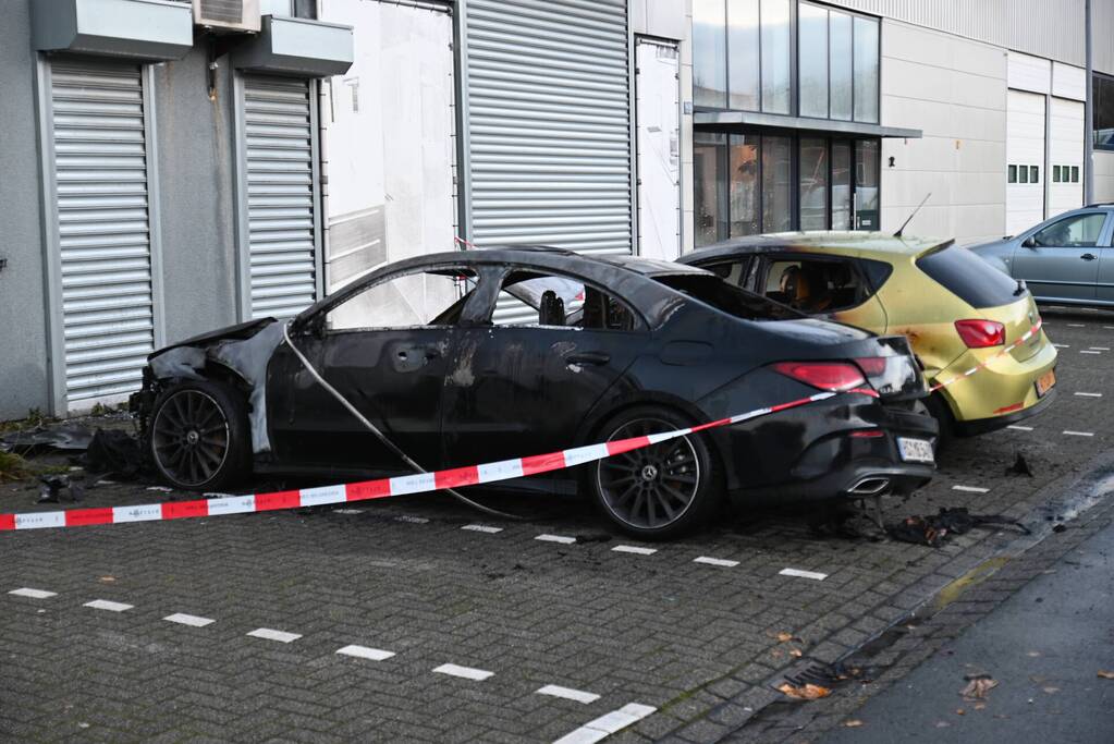 Twee auto's verwoest bij flinke brand