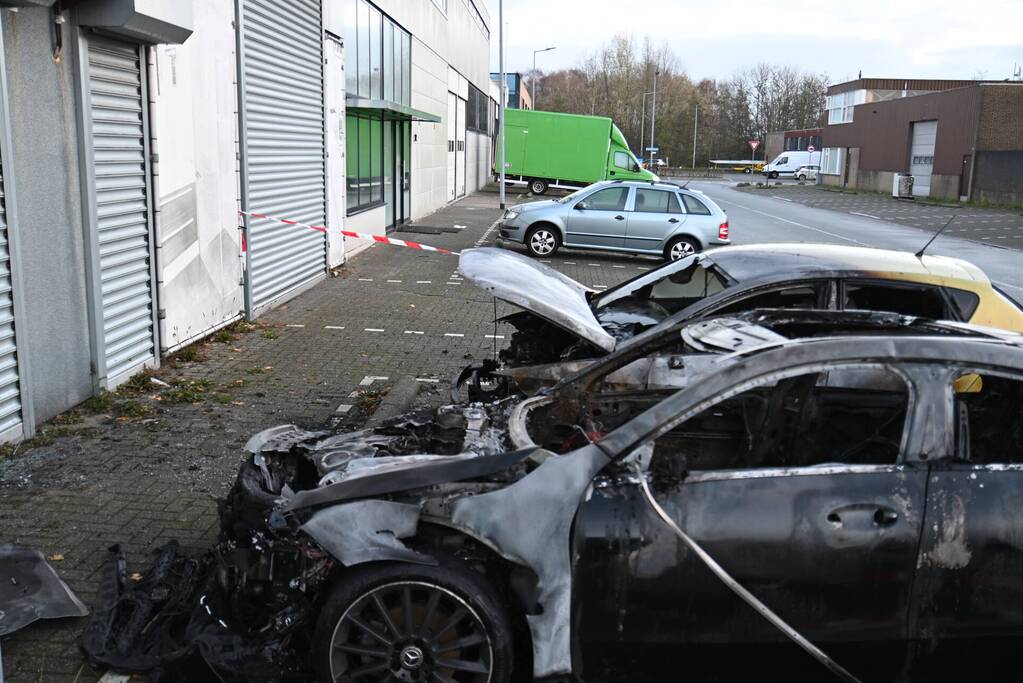 Twee auto's verwoest bij flinke brand