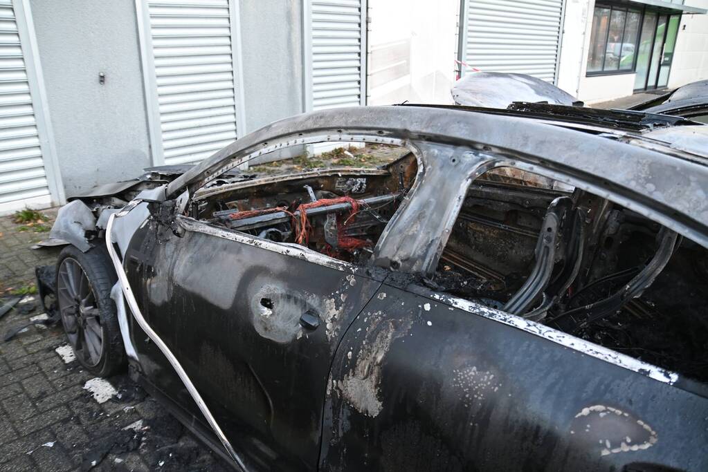 Twee auto's verwoest bij flinke brand