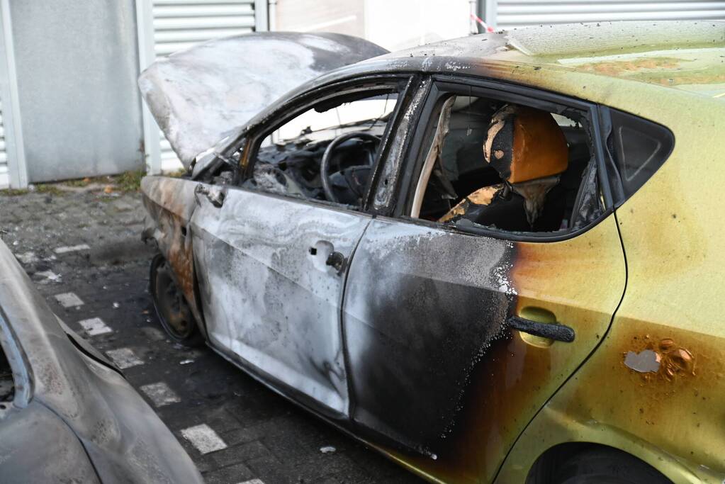 Twee auto's verwoest bij flinke brand