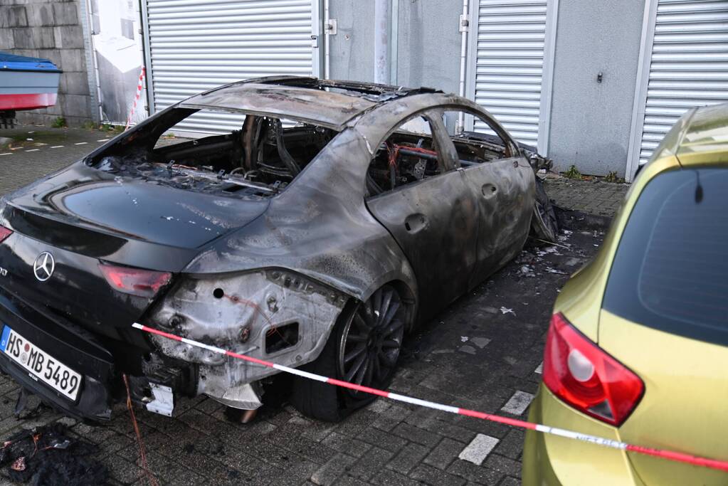 Twee auto's verwoest bij flinke brand