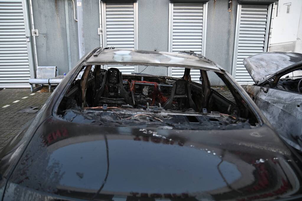 Twee auto's verwoest bij flinke brand