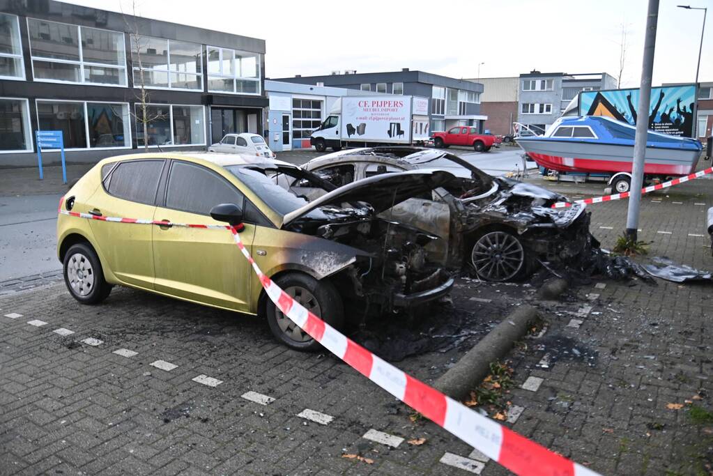 Twee auto's verwoest bij flinke brand