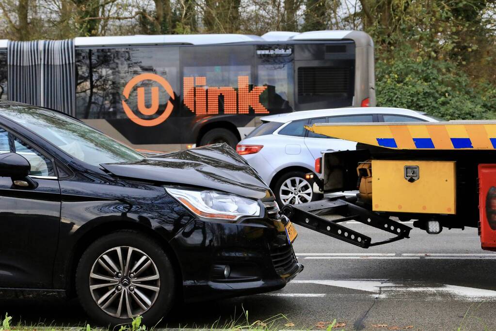 Schade na botsing tussen twee auto's
