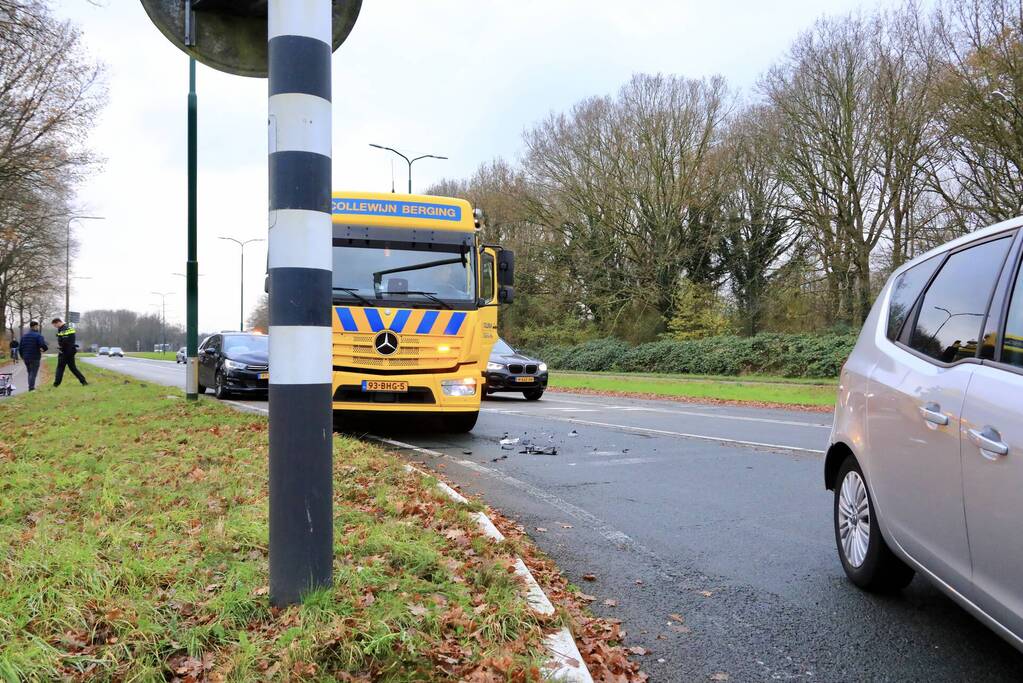 Schade na botsing tussen twee auto's