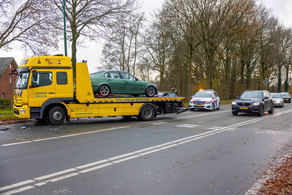 Schade na botsing tussen twee auto's