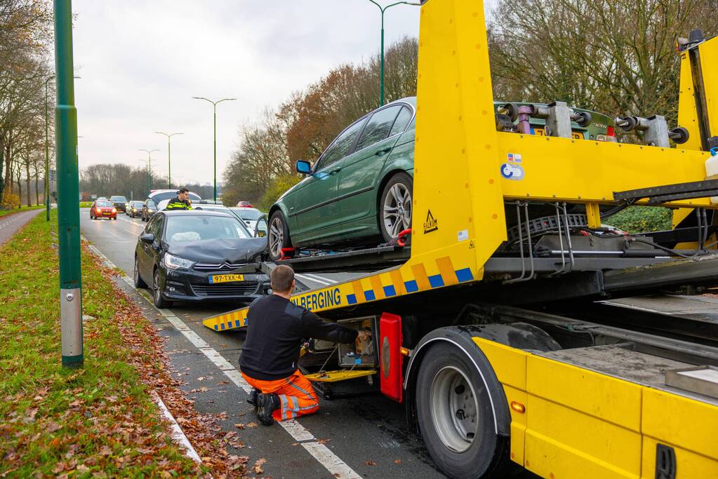 Schade na botsing tussen twee auto's