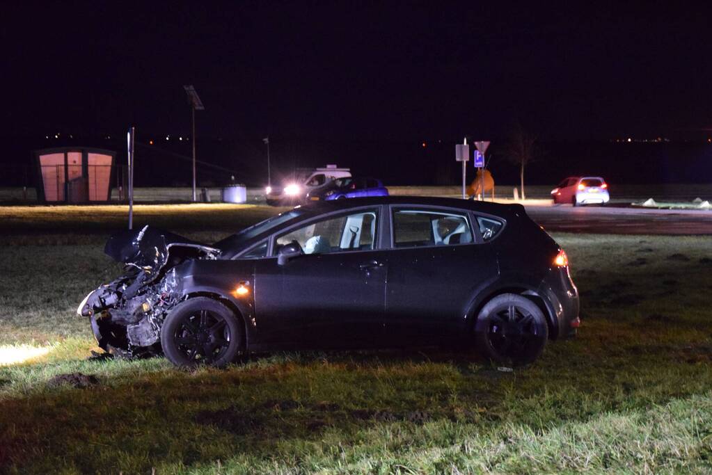 Twee gewonden bij frontale aanrijding