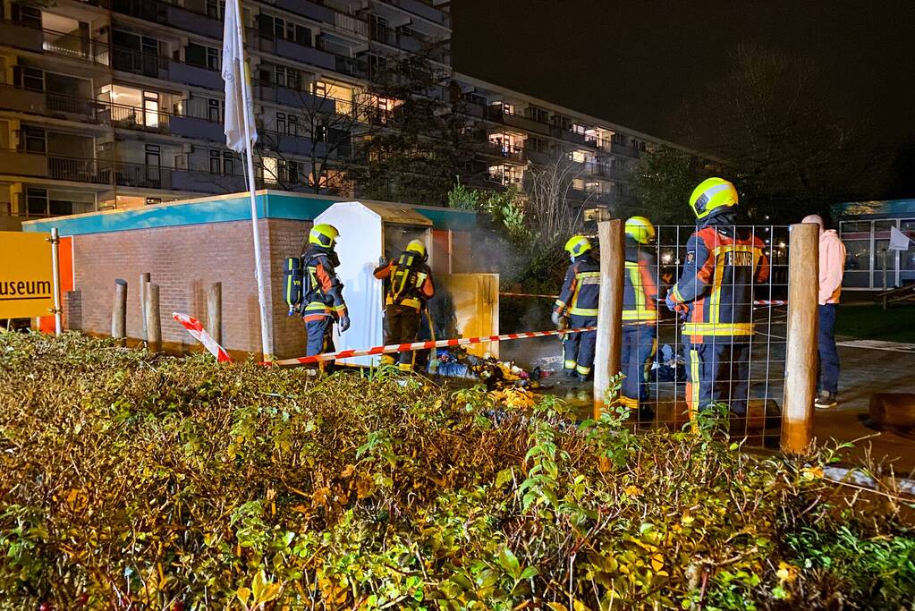 Veel rookontwikkeling door brand in kledingcontainer