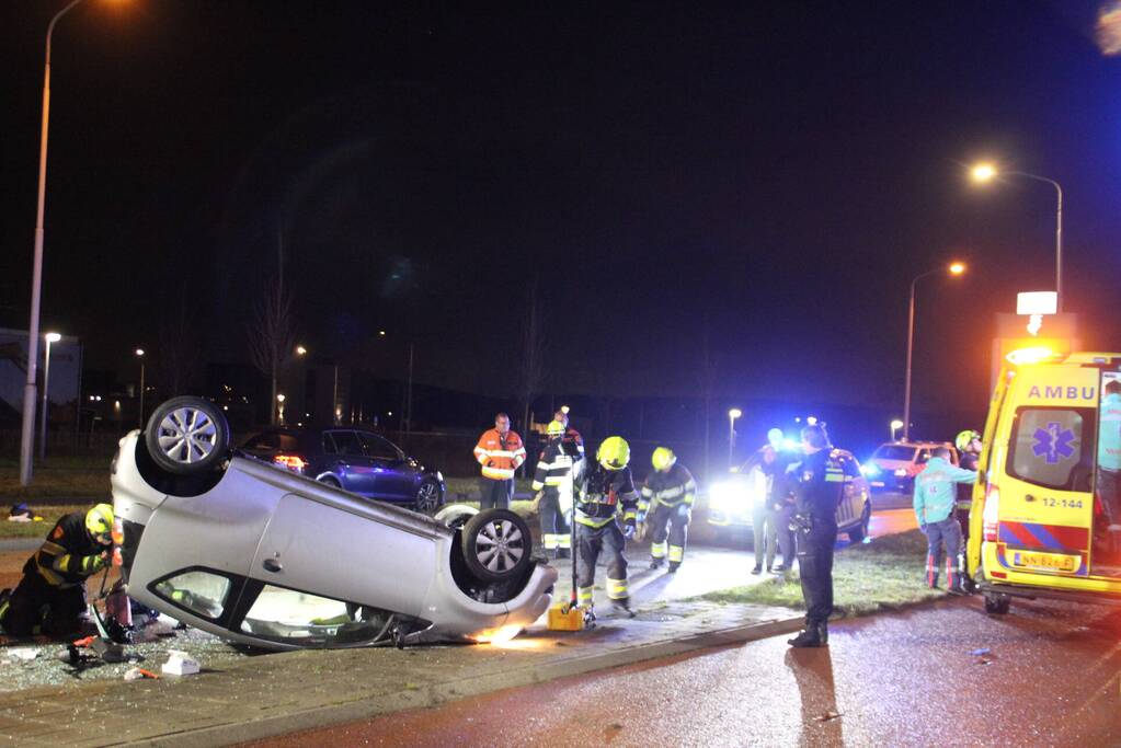 Personenauto belandt ondersteboven, 29-jarige automobilist overleden