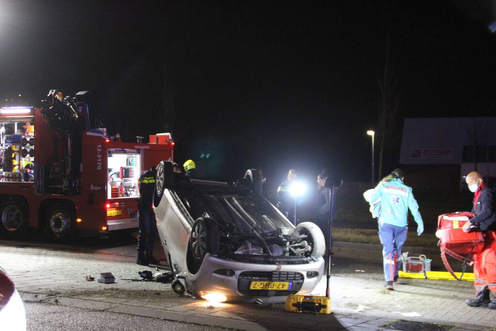 Personenauto belandt ondersteboven, 29-jarige automobilist overleden