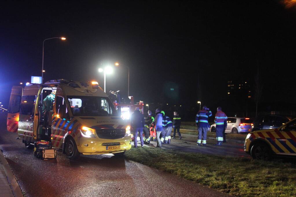 Personenauto belandt ondersteboven, 29-jarige automobilist overleden