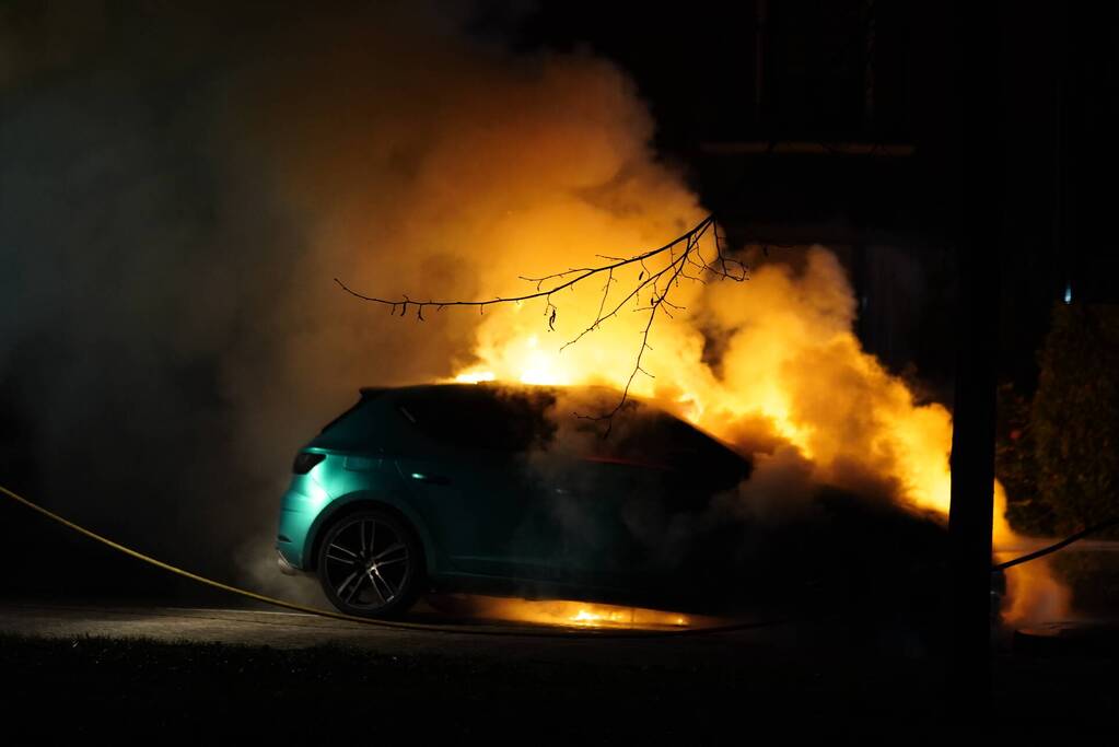 Autobrand in de wijk Korte Akkeren