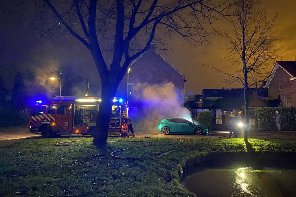 Autobrand in de wijk Korte Akkeren