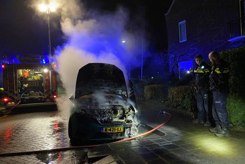Autobrand in de wijk Korte Akkeren