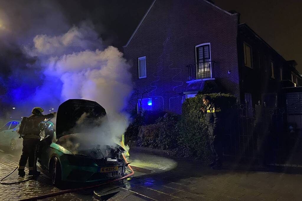 Autobrand in de wijk Korte Akkeren