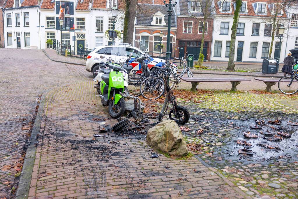 Meerdere voertuigen beschadigd door brand