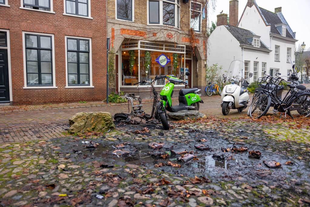 Meerdere voertuigen beschadigd door brand