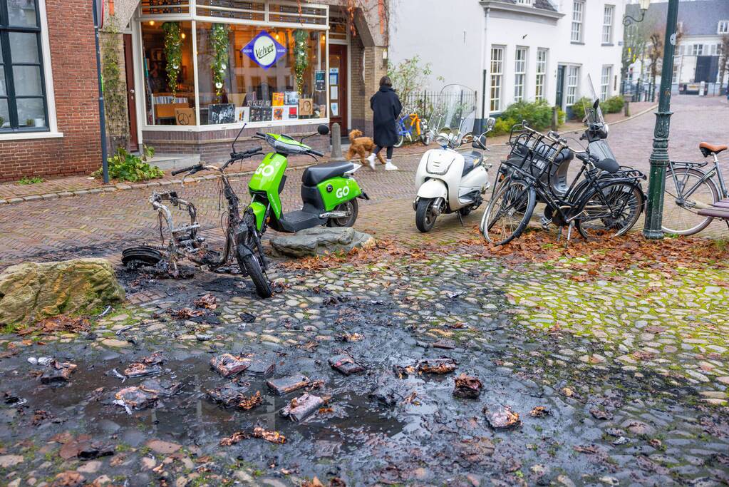 Meerdere voertuigen beschadigd door brand