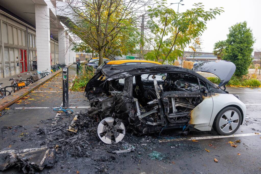 Meerdere voertuigen beschadigd door brand