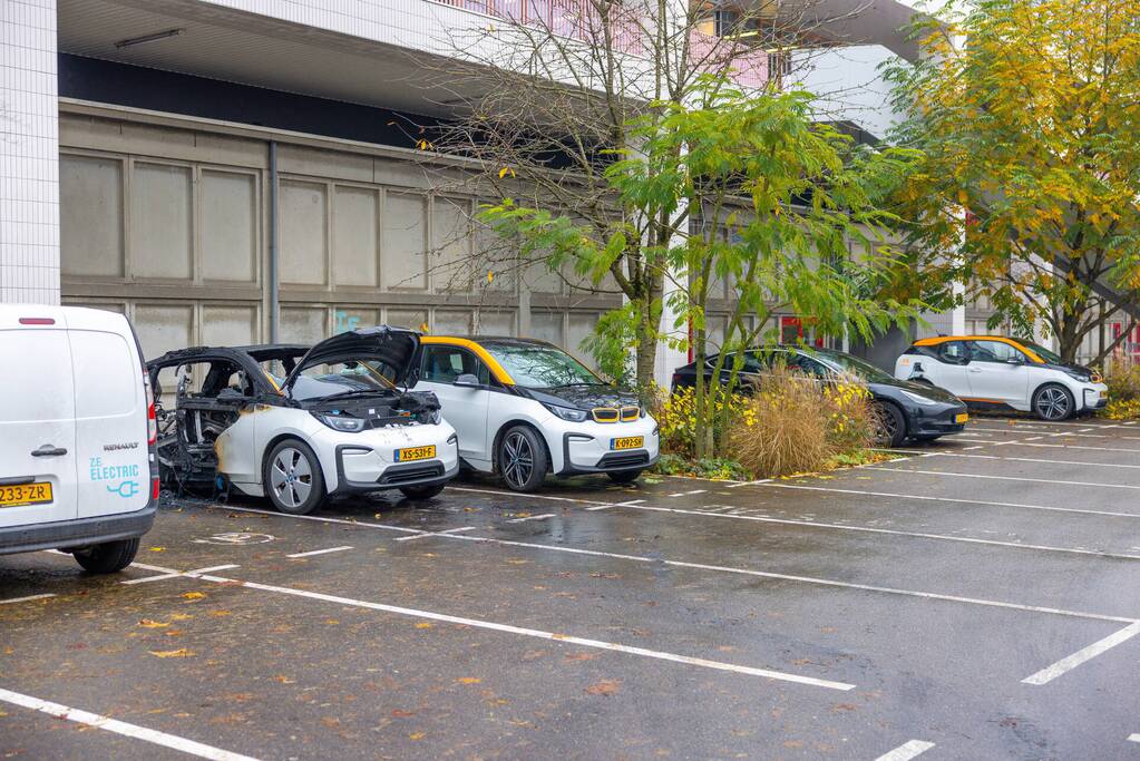 Meerdere voertuigen beschadigd door brand