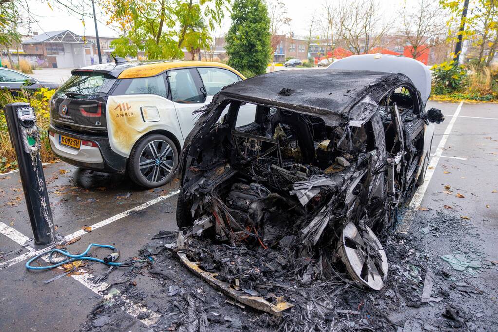 Meerdere voertuigen beschadigd door brand