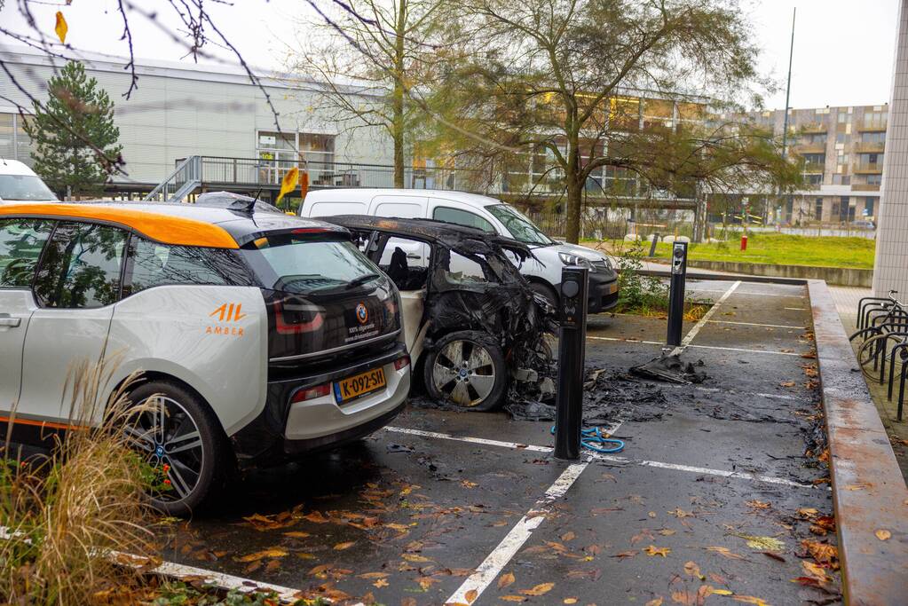 Meerdere voertuigen beschadigd door brand