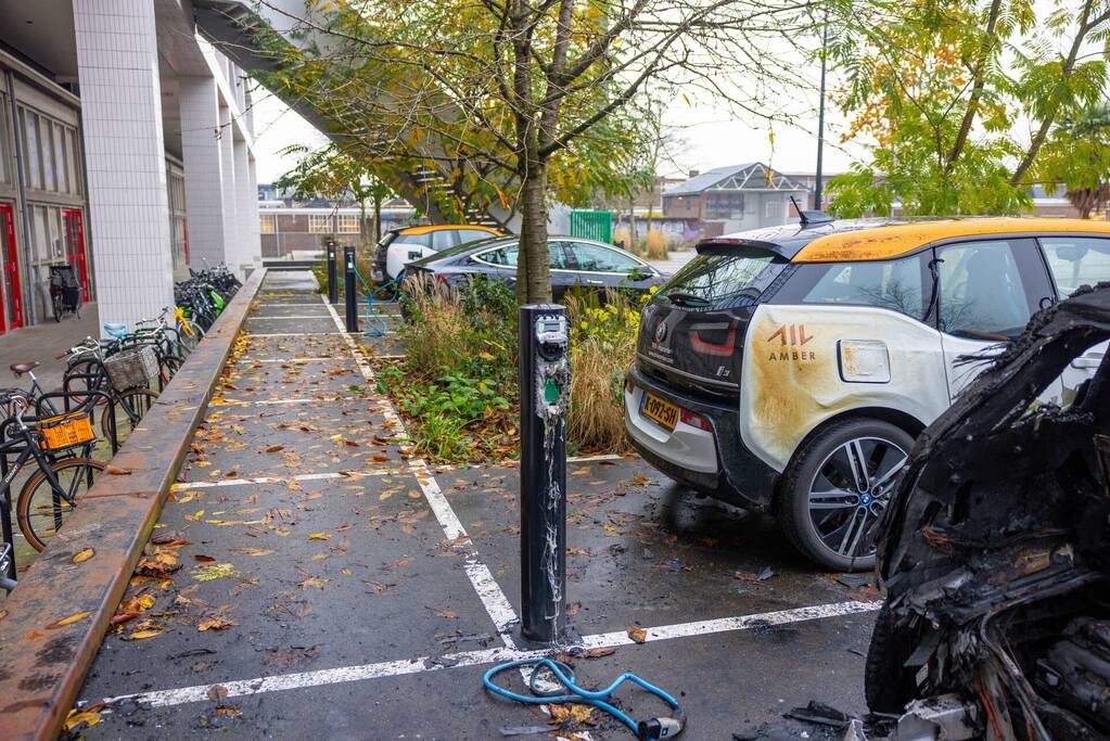 Meerdere voertuigen beschadigd door brand