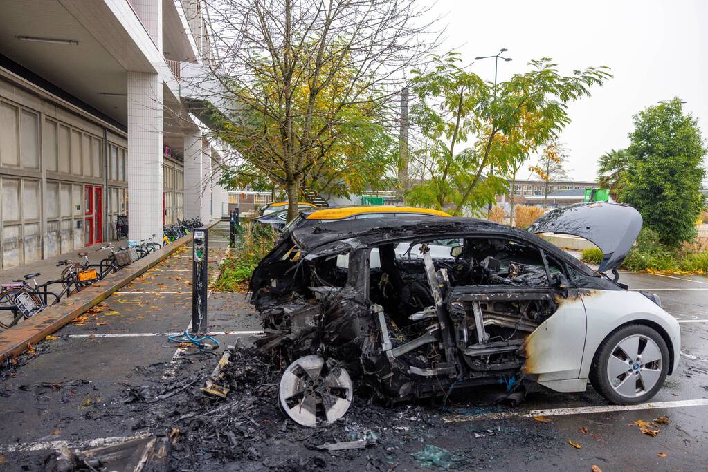 Meerdere voertuigen beschadigd door brand
