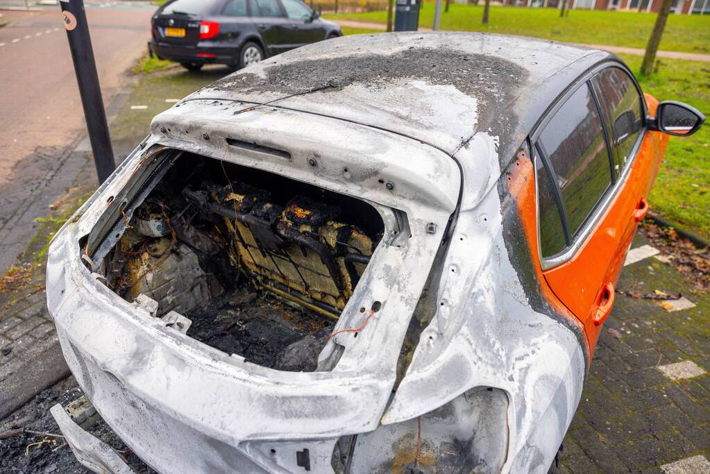 Meerdere voertuigen beschadigd door brand