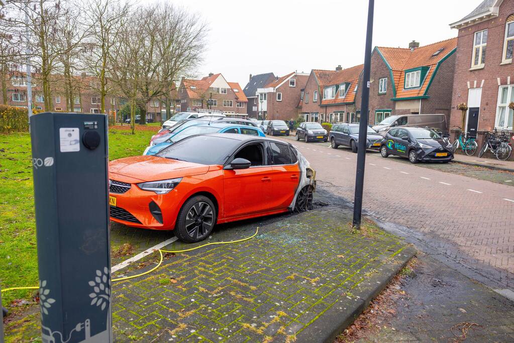 Meerdere voertuigen beschadigd door brand