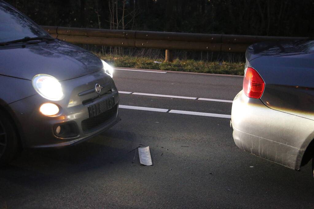 Kop-staart aanrijding tussen drie voertuigen