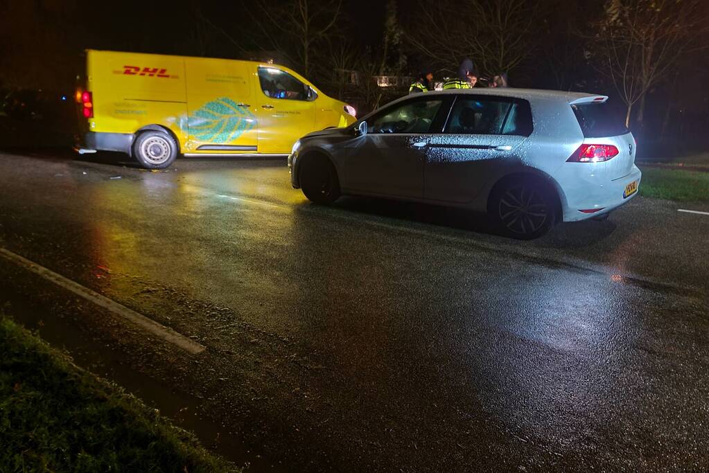 Schade na botsing tussen auto en bestelbus