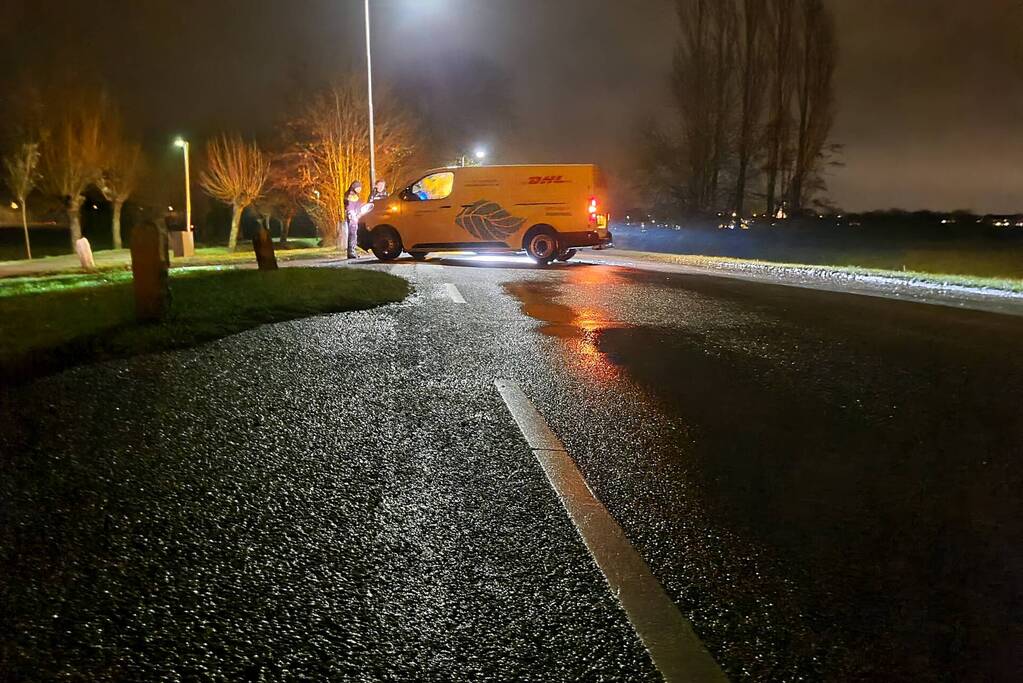 Schade na botsing tussen auto en bestelbus