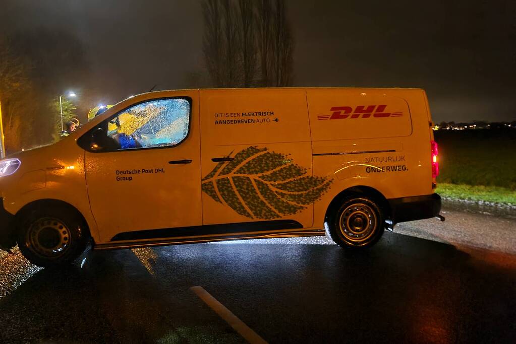 Schade na botsing tussen auto en bestelbus