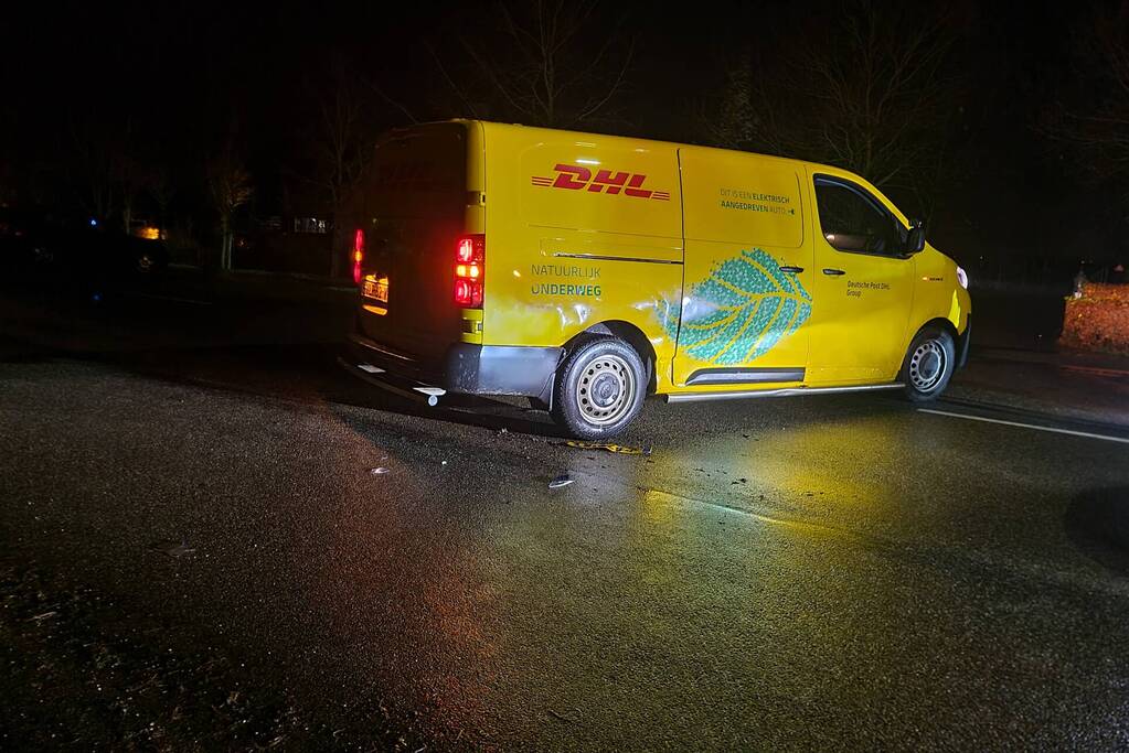 Schade na botsing tussen auto en bestelbus